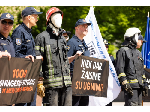 Ugniagesiai gelbėtojai skundžiasi kolegų trūkumu, prašo daugiau lėšų: „Du dirba už tris“